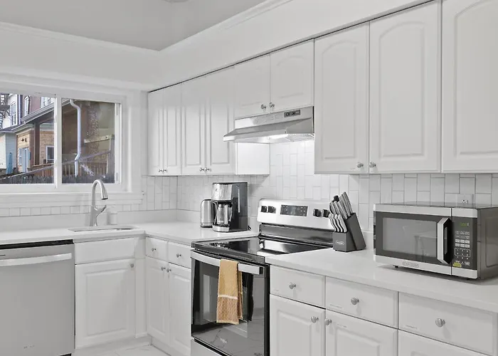 Bloomfield/shadyside @e Stylish And Modern Private Bedroom With Shared Bathroom Pittsburgh