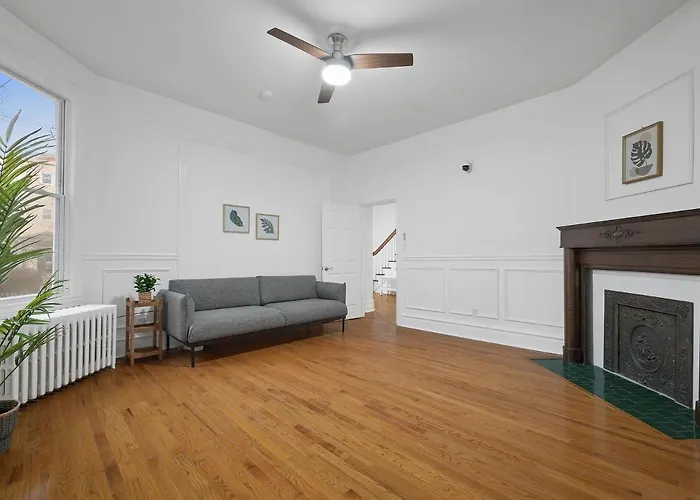 Homestay Bloomfield/shadyside @e Stylish And Modern Private Bedroom With Shared Bathroom Pittsburgh